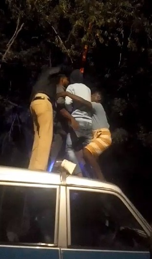 CG VIDEO : पत्नी से विवाद के बाद फांसी लगा रहा था पति, मौके पर पहुंची 112 की टीम, ऐसे बचाई जान, देखें वीडियो 