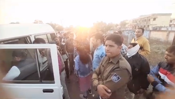 MP NEWS : एग्जाम देने आई छात्रा का कॉलेज के सामने से दिनदहाड़े अपहरण, मचा हड़कंप  