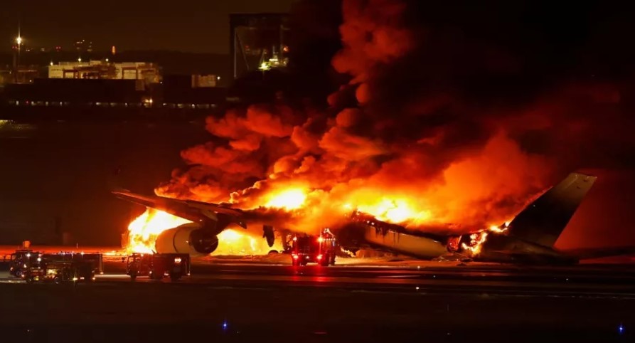 BIG NEWS : बड़ा हादसा: 379 यात्रियों से भरी प्लेन में लगी भीषण आग, 5 लोगों की मौत, मची चीख-पुकार,देखें VIDEO