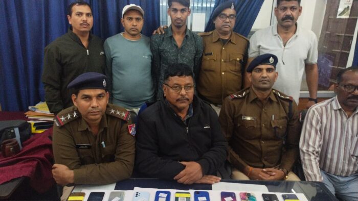 CG CRIME : ट्रेन से यात्रियों की मोबाइल चोरी करने वाला आरोपी चढ़ा पुलिस के हत्थे, 11 मोबाइल बरामद