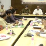 Jagdalpur News : कलेक्टर ने लॉ एंड ऑर्डर की ली बैठक, कहा- कानून और सुरक्षा व्यवस्था के लिए सतत संवाद और समाधान पर कार्यवाही करना जरूरी