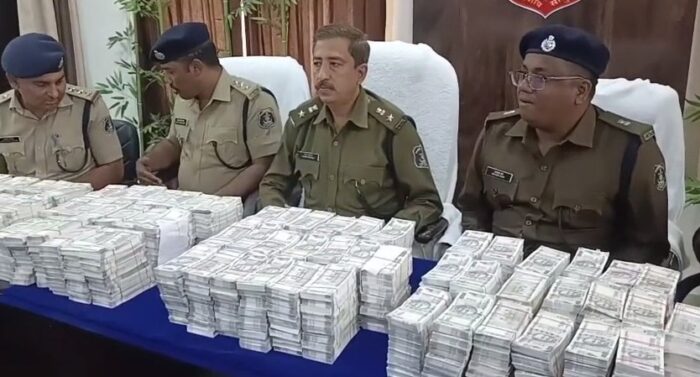 CG CRIME NEWS : साड़ी की आड़ में छुपाकर ले जा रहा था 3 करोड़ 80 लाख रूपये के नकली नोट, पुलिस ने धरदबोचा  