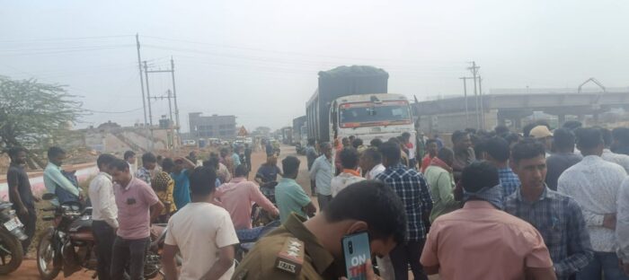 RAIPU RACCIDENT NEWS : तेज रफ्तार बस और ट्रक बना काल, दो अलग-अलग सड़क हादसों में चार लोगों की हुई मौत