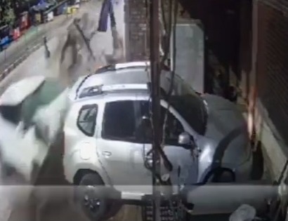   MP NEWS : बेलगाम कार का कोहराम, सड़क किनारे खड़े ऑटो और कार को मारी टक्कर, सीसीटीवी आया सामने 