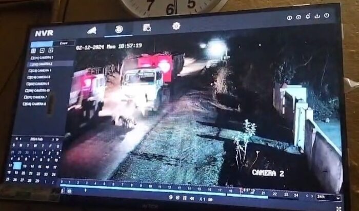 CG ACCIDENT VIDEO : ओवरटेक करने के चक्कर में ट्रेलर से जा भिड़ी तेज रफ्तार बाइक, दो युवक गंभीर रूप से घयाल, देखें हादसे का लाइव वीडियो