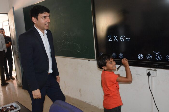 Janjgir Champa News : अभिभावक बच्चों से पूछे 'आज क्या सीखा?' और घर में बनाएं पढ़ाई का कोना : कलेक्टर