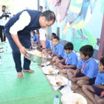 CG NEWS : न्योता भोज का शुभारंभ : कलेक्टर सिंह ने अपने हाथों से बच्चों को भोजन परोस मनाया अपना जन्मदिन, बच्चे बोले - थैंक्यू पीएम सर, थैंक्य सीएम सर और थैंक्य कलेक्टर सर
