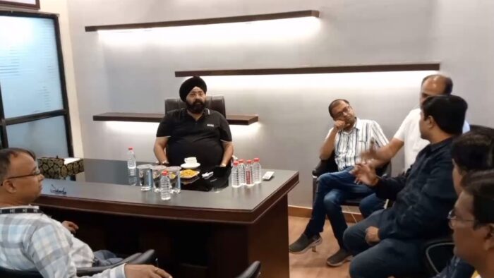  CG NEWS : एक दिवसीय प्रवास पर बिलासपुर पहुंचे ग्रैंड ग्रुप के चेयरमैन गुरुचरण सिंह होरा, ऑपरेटरों की ली बैठक, उपभोक्ताओं को दी कई बड़ी सौगाते 