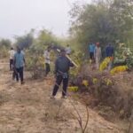 CG NEWS : ढाई वर्षीय मासूम की हत्या के बाद से लापता माँ की तलाश जारी, हाथ में लाठी डंडा लेकर पुलिस के साथ जंगल में निकले ग्रामीण 