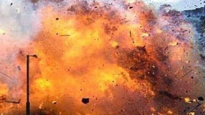 Blast in firecracker factory : पटाखा फैक्ट्री में जोरदार ब्लास्ट, 9 लोगों की मौत, कई लोगों के फंसे होने की आशंका
