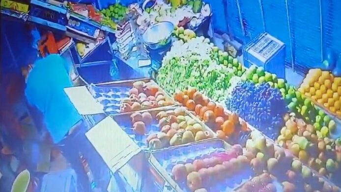 CG NEWS : बाजार में रात को हो रही फल और सब्जियों की चोरी, कैमरे में कैद हुई चोरों की तस्वीर, खोज जारी