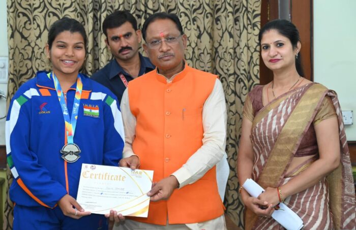 CG NEWS : मुख्यमंत्री से वर्ल्ड कराटे चैंपियनशिप में सिल्वर मेडल विजेता स्नेहा बंजारे ने की मुलाकात, कहा अंतर्राष्ट्रीय स्तर पर देश व प्रदेश का प्रतिनिधित्व कर पदक जीतना गौरवान्वित करने वाला 
