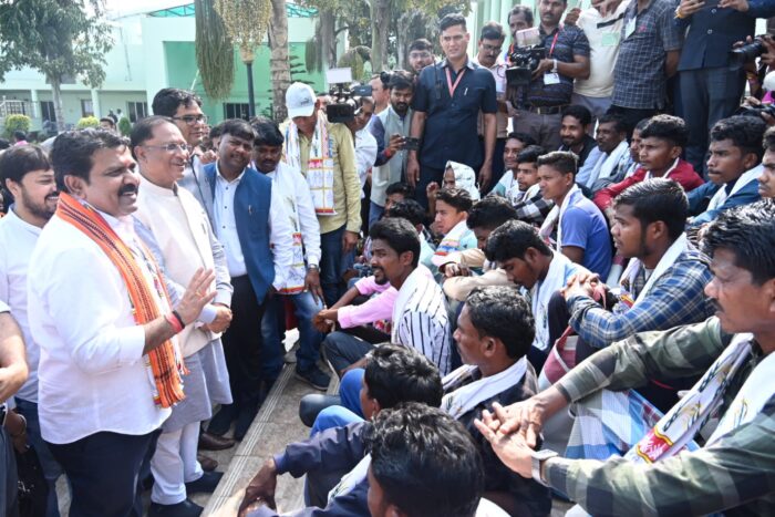 CG NEWS : हिड़मा गाँव के लोगों को मुख्यमंत्री ने दिखाया जनताना सरकार का असल मंदिर, टेकलगुडेम और पूवर्ती गांव के लोगों ने किया विधानसभा का भ्रमण