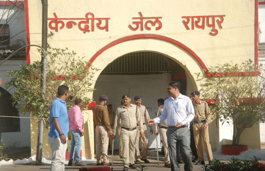 RAIPUR NEWS : डीजी और SSP ने सेंट्रल जेल का किय निरीक्षण, पेनड्राइव, गुटखा और तंबाकू मिलने से जेलर-अधिकारियों को जमकर लगाई फटकार 