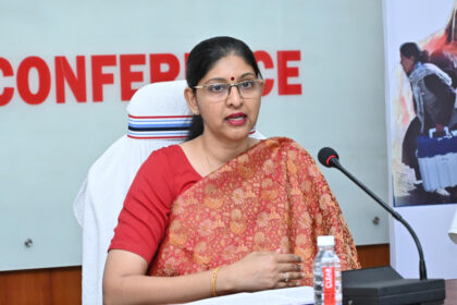 CG NEWS : मुख्य निर्वाचन पदाधिकारी रीना कंगाले ने अधिसूचित विभागों के नोडल अधिकारियों की ली बैठक, डाक मतपत्र से मतदान की पात्रता और प्रक्रिया की दी जानकारी