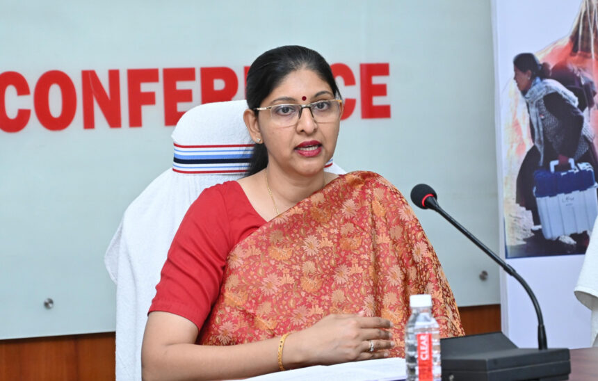CG NEWS : मुख्य निर्वाचन पदाधिकारी रीना कंगाले ने अधिसूचित विभागों के नोडल अधिकारियों की ली बैठक, डाक मतपत्र से मतदान की पात्रता और प्रक्रिया की दी जानकारी
