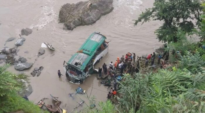 BIG ACCIDENT : दर्दनाक हादसा: अनियंत्रित होकर त्रिशूली नदी में गिरी बस, 7 लोगों की मौत 