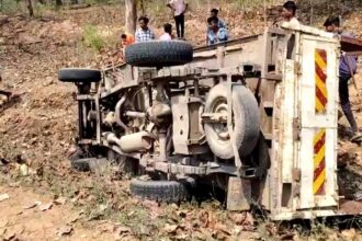 Chhattisgarh Accident News : सगाई समारोह में शामिल होने जा रहे ग्रामीणों से भरी पिकअप पलटी, 25 घायल, 9 लोगों की हालत गंभीर 