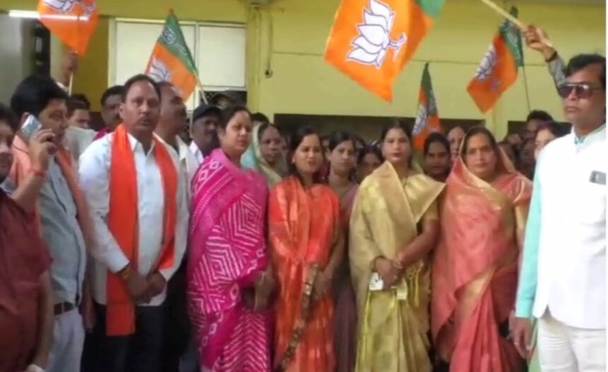 Mahasamund News : 7 जनपद सदस्य और 10 सरपंच समेत सैंकड़ों कांग्रेसी BJP में शामिल