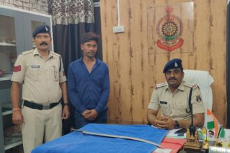   CG NEWS : अपने ही माता पिता को तलवार दिखाकर जान से मारने की धमकी देने वाले बेटे को पुलिस ने धरदबोचा 