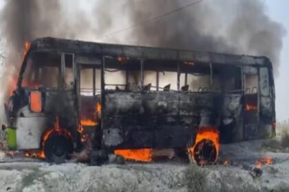  BREAKING NEWS : चलती बस पर अचानक हाईटेंशन तार गिरने से जली बस, सवार 24 लोगों की मौत, कई झुलसे 