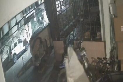 RAIPUR VIDEO : घूंघट ओढ़कर चोरी करने पहुंचा चोर, उड़ा ले गया सायकल, कारोबारी ने पकड़ा, थाने से हो गया फरार 