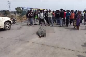 CG ACCIDENT : दो वाहनों में जबरदस्त भिड़ंत में युवक की मौत, आक्रोशित ग्रामीणों ने किया चक्का जाम 