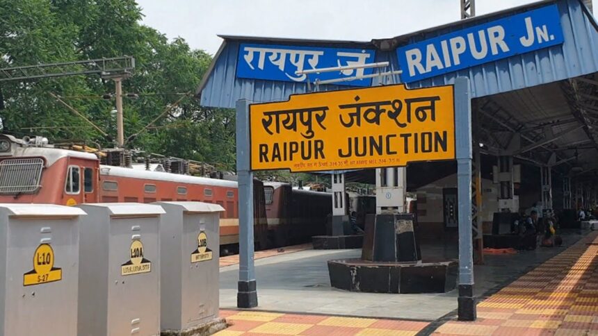 CG BREAKING : रायपुर रेलवे स्टेशन में GST का छापा, टीम ने केटर्स और टू व्हीलर पार्किंग में मारी रेड