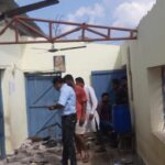 CG NEWS : स्कूल में मध्यान्ह भोजन के दौराब हादसा; अचानक आंधी तूफ़ान में उड़ी स्कूल की छत, कई छात्र घायल 
