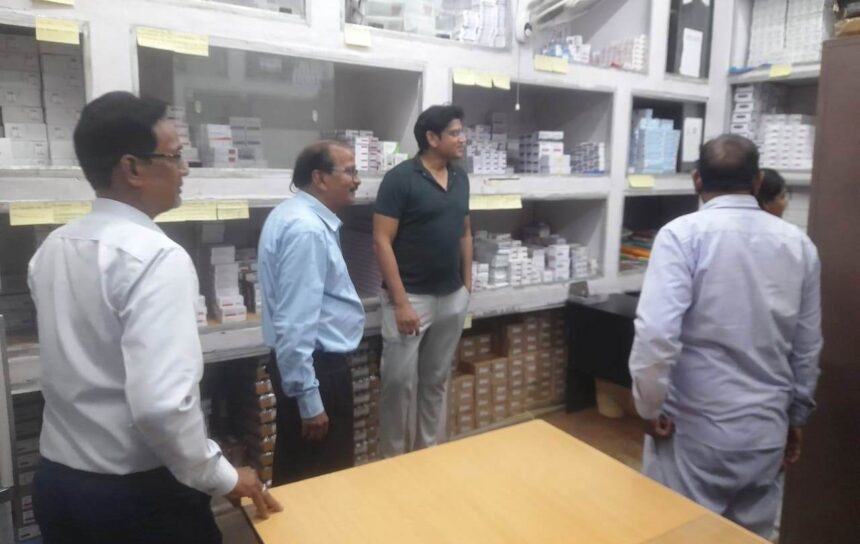 CG NEWS : CMHO डॉ.चंद्रवंशी ने जिला अस्पताल का किया औचक निरीक्षण