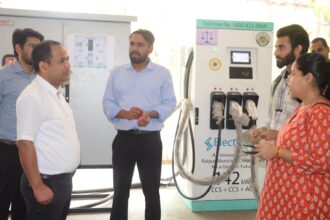 Electric Charging Stations : कलेक्टर ने मल्टीलेवल पार्किंग में बने इलेक्ट्रिक चार्जिंग स्टेशन का किया निरीक्षण, एक साथ 3 गाड़ी हो सकती है चार्ज, जल्द शहर के इन 10 इलाकों में मिलेगी सुविधा 