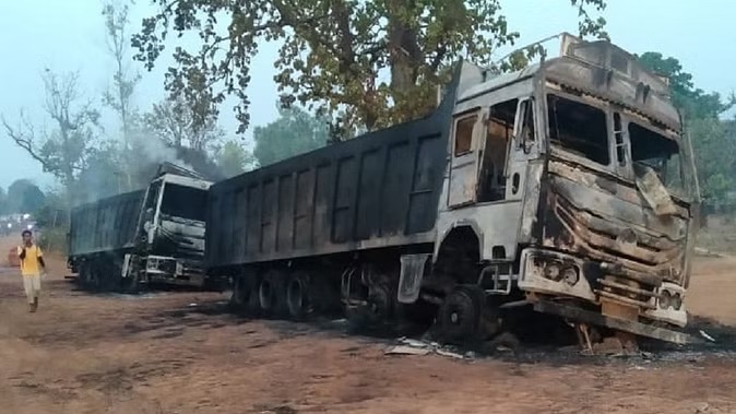 CG NEWS : एक बार फिर नक्सलियों ने मचाया उत्पात, लौह अयस्क भरी चार ट्रकों को किया आग के हवाले, इलाके में दहशत 