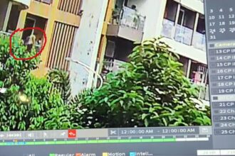 CG SUICIDE NEWS : दो मंजिल इमारत से कुदकर युवक ने की आत्महत्या, देखें मौत का LIVE VIDEO 