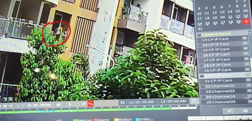 CG SUICIDE NEWS : दो मंजिल इमारत से कुदकर युवक ने की आत्महत्या, देखें मौत का LIVE VIDEO 