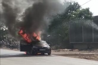 CG Burning Car Video : चलती कार में अचानक लगी आग, लोगों ने मुश्किल से बचाई जान, देखें वायरल वीडियो