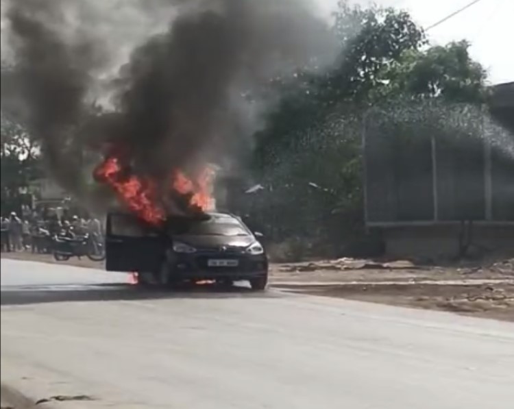 CG Burning Car Video : चलती कार में अचानक लगी आग, लोगों ने मुश्किल से बचाई जान, देखें वायरल वीडियो