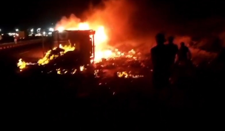 MP BREAKING : शराब से भरी पिकअप वाहन अनियंत्रित होकर पलटी, आग लगने से वाहन जलकर खाक