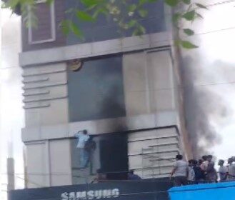 Singrauli News : सैमसंग शोरूम में लगी भीषण आग, 14 लोग घायल