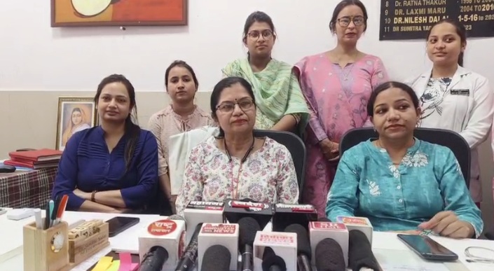 Indore News : महिला की आंतों और गर्भाशय से निकली 22 हड्डियां, डॉक्टरों के भी उड़ें होश, पेट दर्द से परेशान थी महिला 