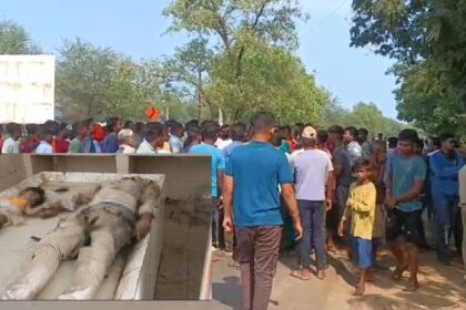 CG ACCIDENT BREAKING : छत्तीसगढ़ में दर्दनाक सड़क हादसा; तेज रफ्तार ट्रक की ठोकर से बाइक चार लोगों की मौत, आक्रोशित ग्रामीणों ने किया चक्काजाम 