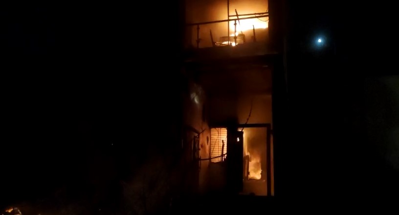 CG NEWS : शॉर्ट सर्किट से घर में लगी भीषण आग, मां और बेटे की जलकर मौत 