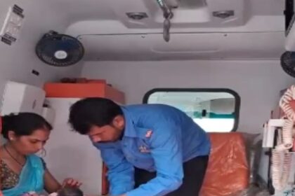 Jabalpur viral video : स्वास्थ्य विभाग की लापरवाही उजागर; डॉक्टर या नर्स नहीं बल्कि, सिक्योरिटी गार्ड मासूम को लगा रहा ऑक्सीजन की नली, वीडियो वायरल