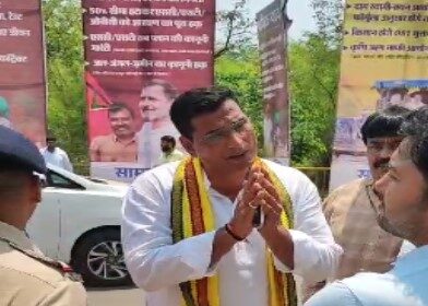 Devendra Yadav Video : बैनर पोस्टर निकालने पर देवेंद्र यादव ने दिखाई गांधीगिरी, हाथ जोड़कर किया निवेदन, कहा- फिर भी निकाले तो विरोध करूँगा, आप FIR कीजिये