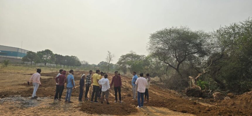 RAIPUR NEWS : शामिलात चरागाह की जमीन में कब्जा कर चल रहा था रोड निर्माण का कार्य, ग्रामीणों ने की थाने में शिकायत 