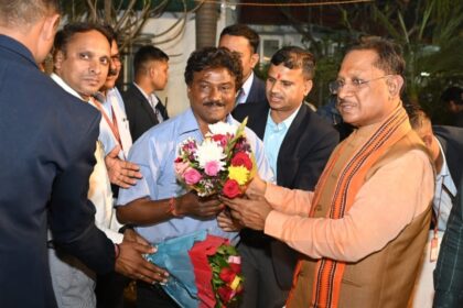 RAIPUR NEWS : मुख्यमंत्री विष्णुदेव साय से मिले रायपुर पूर्व प्रेस क्लब अध्यक्ष दामू आंबेडरे, सीएम ने दी जन्मदिन की बधाई 