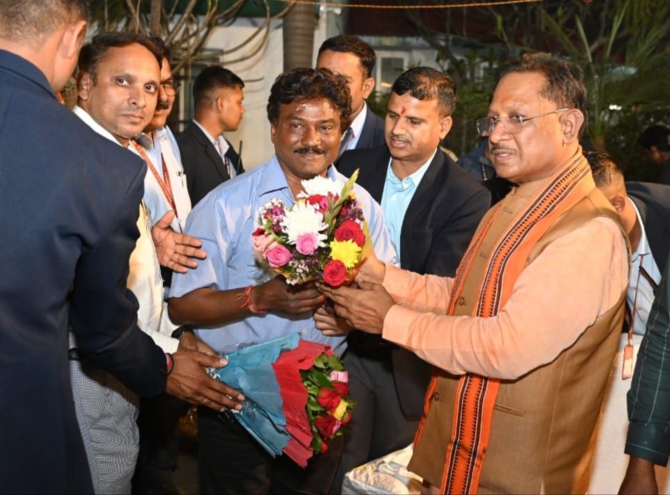 RAIPUR NEWS : मुख्यमंत्री विष्णुदेव साय से मिले रायपुर पूर्व प्रेस क्लब अध्यक्ष दामू आंबेडरे, सीएम ने दी जन्मदिन की बधाई 