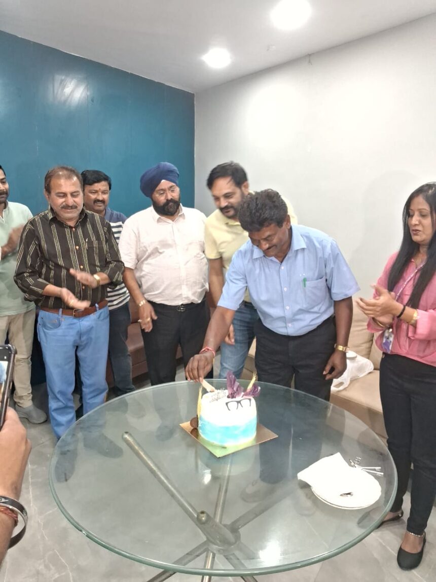 RAIPUR NEWS : ग्रैंड ग्रुप के चेयरमैन गुरुचरण सिंह होरा की मौजूदगी में पूर्व प्रेस क्लब अध्यक्ष दामू आंबेडारे ने केक काटकर मनाया अपना जन्मदिन 