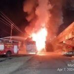 Fire in passenger bus: टायर फटने से हादसा; श्रमिको को लेकर जा रही यात्री बस में लगी भीषण आग, बीच रोड में धू-धू कर जलने लगी पूरी बस