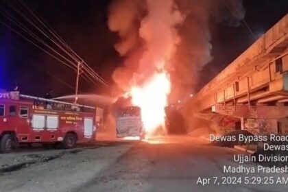 Fire in passenger bus: टायर फटने से हादसा; श्रमिको को लेकर जा रही यात्री बस में लगी भीषण आग, बीच रोड में धू-धू कर जलने लगी पूरी बस