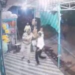 RAIPUR BREAKING VIDEO : राजधानी में पुलिसकर्मियों से बदसलूकी, आरोपियों ने मारपीट कर फाड़ दी आरक्षकों की वर्दी, देखें CCTV फुटेज  